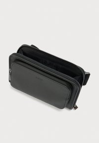 Portafoglio in pelle nera con molteplici scomparti con zip, texture liscia, logo in rilievo e tracolla staccabile per un facile trasporto.