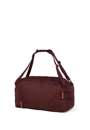 Bordeauxfarbene Duffel-Tasche aus strapazierfähigem Stoff, mit zwei Tragriemen und einem Reißverschlussverschluss. Enthält ein diagonal genähtes Muster und ein Logo.