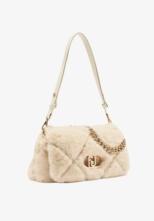 Borsa a mano in pelliccia sintetica color crema con motivo trapuntato a diamante. Presenta una corta tracolla crema e un dettaglio a catena dorata. Dettaglio logo dorato sul davanti.