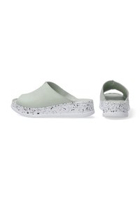 Grønne slip-on sko med en glat overflade, prydet med en hvid og sort spraglet sål, med et åbent bagdesign for nem påføring.