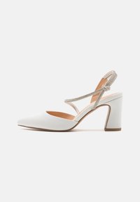 Hvit lær høyhælt sandal med spiss tå, ankelrem dekorert med rhinestones, og en blokkheel. Jevn tekstur med minimale aksenter.