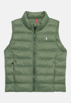 Chaleco acolchado verde sin mangas con cuello alto, cremallera frontal y pequeño logo blanco bordado en el pecho izquierdo.