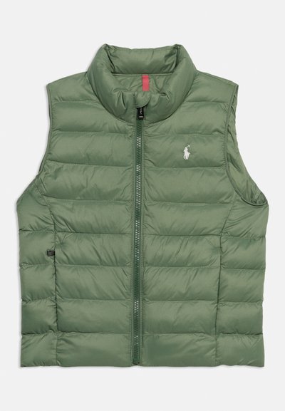 Πράσινο επενδυμένο γιλέκο χωρίς μανίκια με ψηλό γιακά, εμπρόσθιο φερμουάρ και μικρό λευκό κεντητό λογότυπο στο αριστερό στήθος.