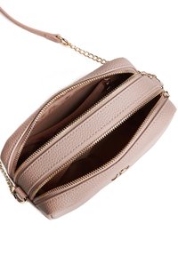 Borsa a tracolla in pelle rosa chiaro, con tre scomparti con zip, superficie testurizzata e dettagli in metallo dorato.