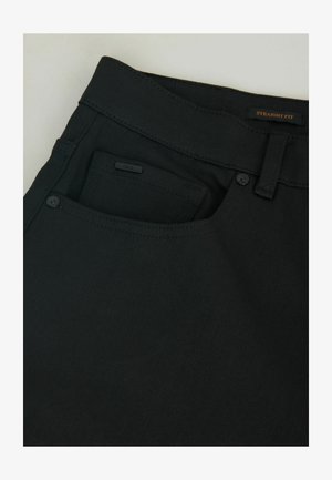 Pantalones negros de corte recto confeccionados en tejido tejido, con un pequeño bolsillo extra, dos bolsillos laterales y cierre de botón.