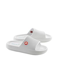 Sandalias deslizantes blancas con parte superior texturizada, diseño de punta abierta y un logo circular rojo. Suela ligera con patrón estriado para mayor tracción.