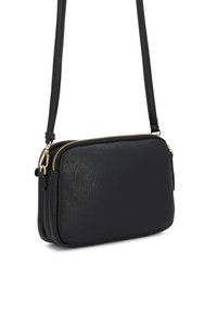 Čierna crossbody taška s textúrovaným povrchom, zlatými detailmi, dvojitými zipsovými uzávermi a štíhlym, obdĺžnikovým dizajnom s nastaviteľným popruhom.