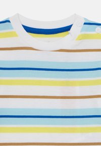 Haut à manches courtes rayé en coton, avec des couleurs alternées bleu, jaune et marron sur fond blanc. Boutons-pression au niveau du col.