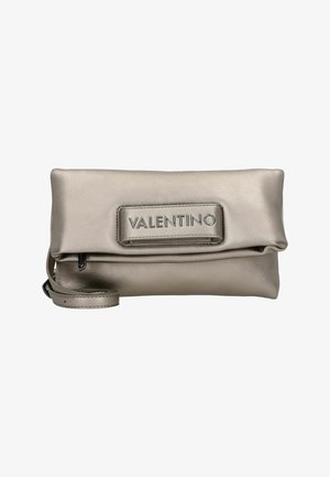Pochette beige metallica con chiusura a cerniera, forma arrotondata e patch con logo frontale. Dotata di tracolla staccabile per un trasporto versatile.