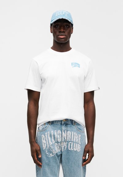 Λευκό βαμβακερό μπλουζάκι με το λογότυπο "Billionaire Boys Club" σε ανοιχτό μπλε χρώμα. Καπέλο σε ανοιχτό μπλε χρώμα με φθορές και το λογότυπο "RQT." Τζιν παντελόνι σε ανοιχτό μπλε με εκτύπωση λευκού λογότυπου.