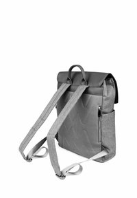 Šedý batoh s rolovacím designem, texturovaná tkanina, polstrované popruhy a boční kapsa na zip. Funkce jsou minimalistické s moderním vzhledem.