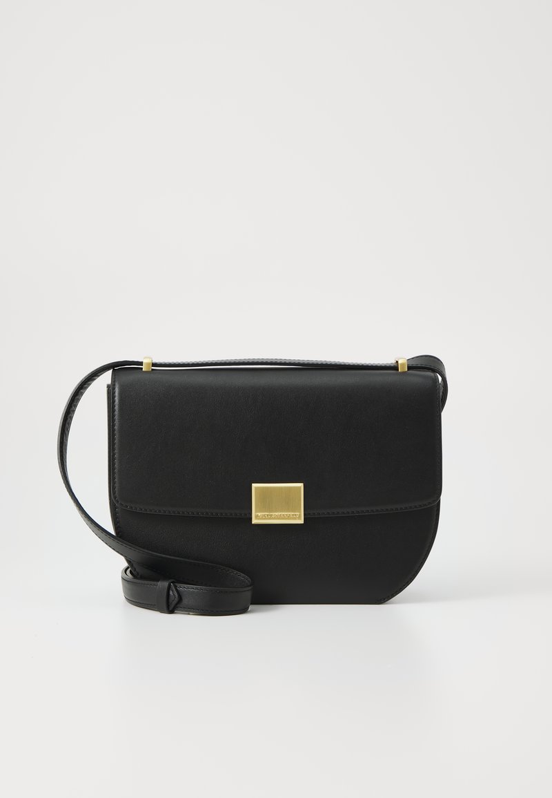 Borsa a tracolla nera in pelle con forma arrotondata, hardware dorato e chiusura a patta. Presenta una tracolla regolabile per offrire versatilità.