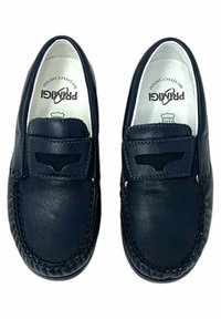 Mocassini in pelle blu navy con bordo cucito, finitura liscia e un motivo ritagliato distintivo sulla fascia. Fodera morbida.