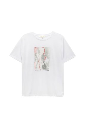 Camiseta blanca de manga corta con un gráfico rectangular que presenta acentos en rojo, plata y gris. Texto impreso en la parte inferior del gráfico.