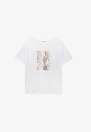 Camiseta blanca de manga corta con un gráfico rectangular que presenta acentos en rojo, plata y gris. Texto impreso en la parte inferior del gráfico.