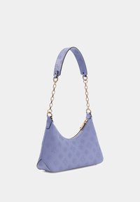 Fioletowa skórzana torebka o zakrzywionym kształcie z tłoczonym kwiatowym wzorem, wyposażona w łańcuszek i regulowany pasek oraz złote elementy metalowe.