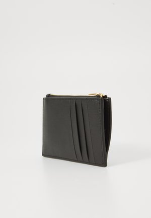 Portafoglio in pelle nera con superficie testurizzata, dotato di chiusura con zip, tasche laterali per carte e sottili pieghe verticali.