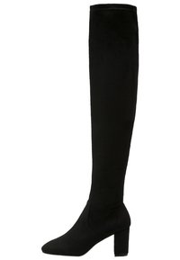 Bota negra por encima de la rodilla hecha de suave ante. Presenta una puntera en punta y un tacón grueso para mayor estabilidad. Textura suave con un diseño sin costuras.
