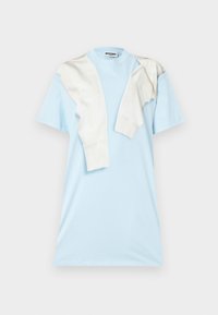 Φόρεμα κοντομάνικο μπλουζάκι σε ανοιχτό γαλάζιο χρώμα με λευκό φούτερ μακρυμάνικο που κρέμεται στους ώμους, ετικέτα Moschino στον γιακά.