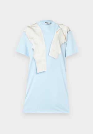 Lichtblauwe korte mouw t-shirtjurk met een witte lange mouw sweatshirt over de schouders gedrapeerd, Moschino label op de kraag.