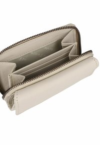 Cartera de cuero color crema con múltiples ranuras para tarjetas, cierre con cremallera y forro interior beige. Presenta una textura suave y sutiles detalles metálicos.