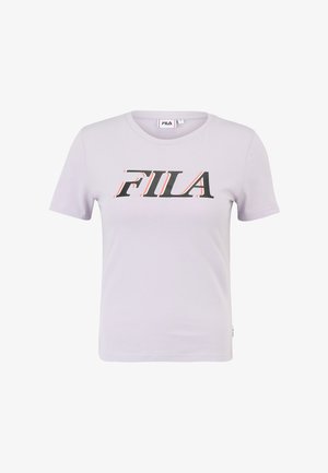 Camiseta de manga corta de color azul claro, hecha de algodón, que presenta un destacado logo negro de FILA con acentos rojos y blancos en el pecho.