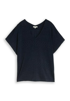 Blouse bleu foncé à manches courtes avec encolure en V et motif subtil en dentelle texturée, posée à plat sur fond blanc.