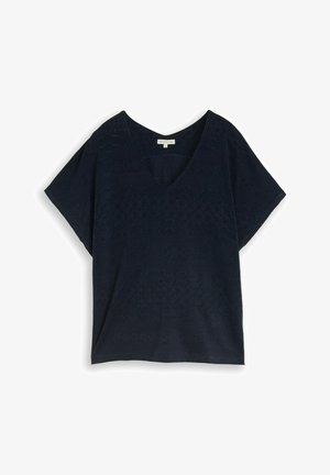 Donkerblauwe blouse met korte mouwen, V-hals en subtiel gestructureerd kantpatroon, platliggend op een witte achtergrond.
