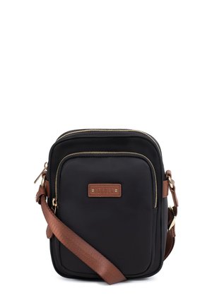 Sac bandoulière rectangulaire noir avec poche zippée à l'avant, sangle réglable marron et détails de fermeture éclair dorés.