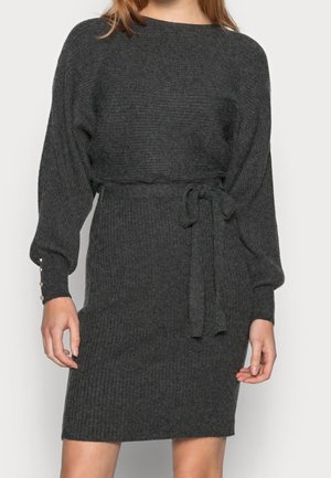 Robe tricotée côtelée gris charbon avec une coupe ample, une taille ceinturée et des manches longues. Des boutons aux poignets ajoutent des détails.