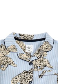 Camisón de pijama en tela a rayas azul, con estampado de leopardo, con ribete negro alrededor del cuello y un pequeño bolsillo en el pecho.