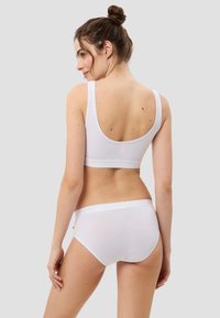 Weißes Baumwoll-BH und passendes Brief-Set. Einfaches Design mit nahtlosen Kanten, keine sichtbaren Muster oder Beschläge, glatte Textur.