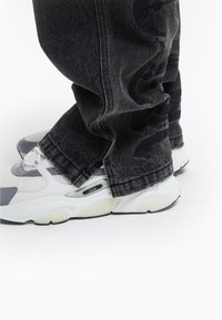 FAVELA EMBROIDERY UNISEX - Ohlapne kavbojke - black washed