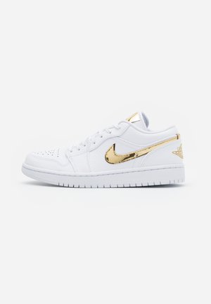 Jordan AIR JORDAN 1 LOW SE - Αθλητικά παπούτσια - white/metallic gold