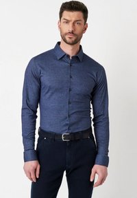 Donkerblauwe lange mouwen button-up shirt met een kraag, voorzien van zwarte knopen en een geweven stof. Slim fit ontwerp.