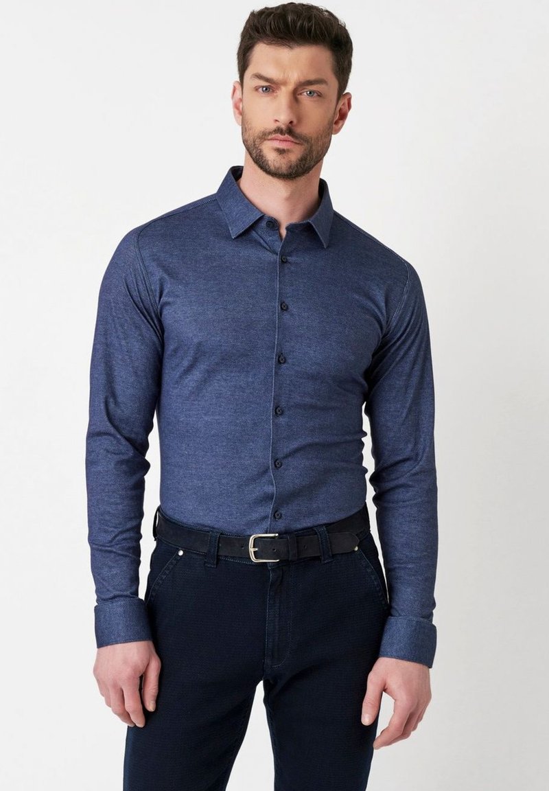 Donkerblauwe lange mouwen button-up shirt met een kraag, voorzien van zwarte knopen en een geweven stof. Slim fit ontwerp.