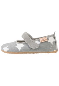 Harmaat lasten Mary Jane -kengät, joissa on valkoisia tähtiä, yksi tarranauha, vaalea kumipohja ja pieni "Living Kitzbühel" -tarran paikka sivussa.
