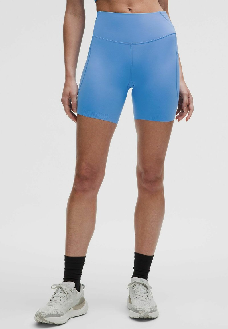 Helleblaue hoch geschnittene Shorts aus dehnbarem Stoff. Sie verfügen über eine glatte Textur, eine schmal geschnittene Passform und eine Naht entlang der Seiten.