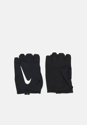 Luvas de fitness Nike pretas com dedos curtos, palma texturizada para melhor aderência e um logotipo branco na frente. Apresenta um design flexível e material respirável.