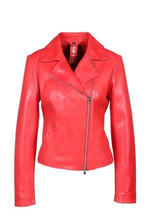 Giacca di pelle rossa con colletto con un taglio a V, chiusura con zip asimmetrica e design aderente. La texture liscia e le maniche lunghe conferiscono un aspetto elegante.