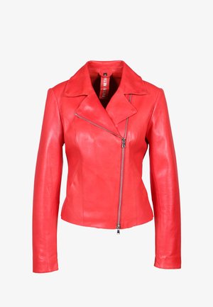 Giacca di pelle rossa con colletto con un taglio a V, chiusura con zip asimmetrica e design aderente. La texture liscia e le maniche lunghe conferiscono un aspetto elegante.