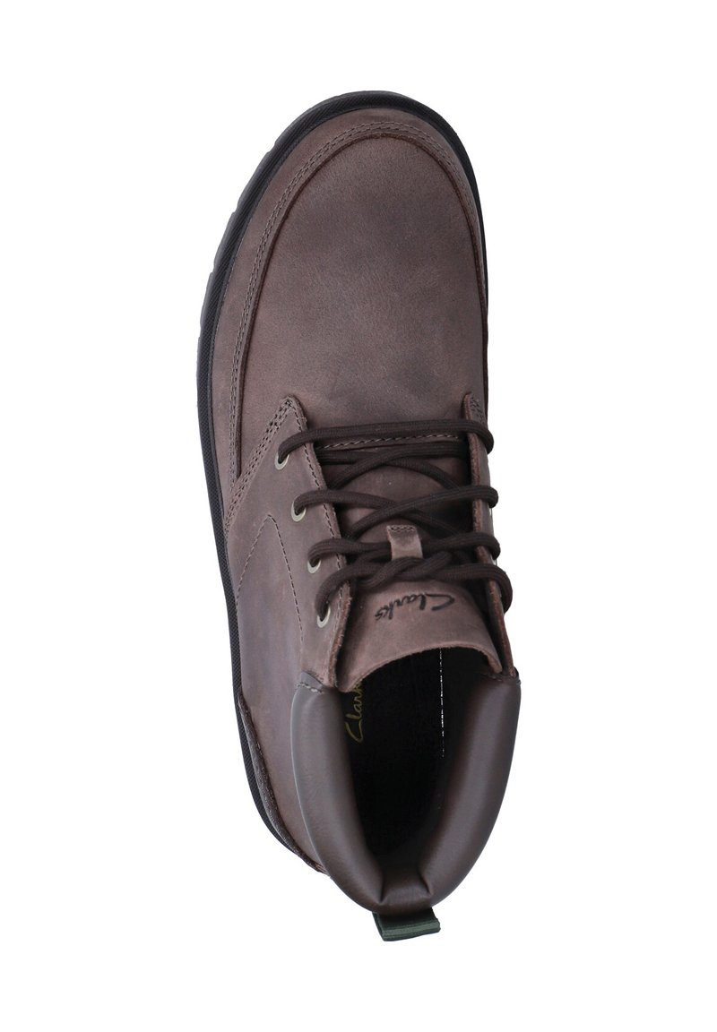 Bottine en cuir marron avec bout rond, fermeture à lacets à l'avant, col rembourré et semelle en caoutchouc noire. Présente des détails de couture subtils et un logo.