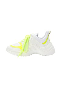 Adidași albi cu accente neon galbene și șireturi. Partea superioară din material sintetic neted, talpă voluminoasă și modele texturate pe lateral. Design curbat.