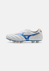 Scarpino da calcio bianco con un accento in pelle blu e dettagli dorati. Presenta una superficie testurizzata e sei tacchetti stampati per la trazione.