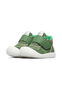 Scarpe di stoffa verdi con una tomaia in mesh, accenti verdi e rossi a contrasto, ampie cinghie in velcro e una suola in gomma bianca testurizzata.