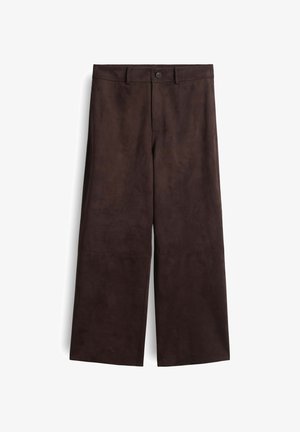 Pantaloni wide-leg in suede marrone con una texture liscia, dotati di chiusura con bottone e passanti per cintura, progettati per una vestibilità rilassata e una silhouette fluida.