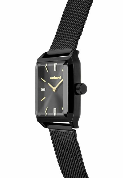 Zwart rechthoekig polshorloge met gouden wijzers en markeringen, zwarte metalen mesh band en merknaam "cacharel" op de wijzerplaat.