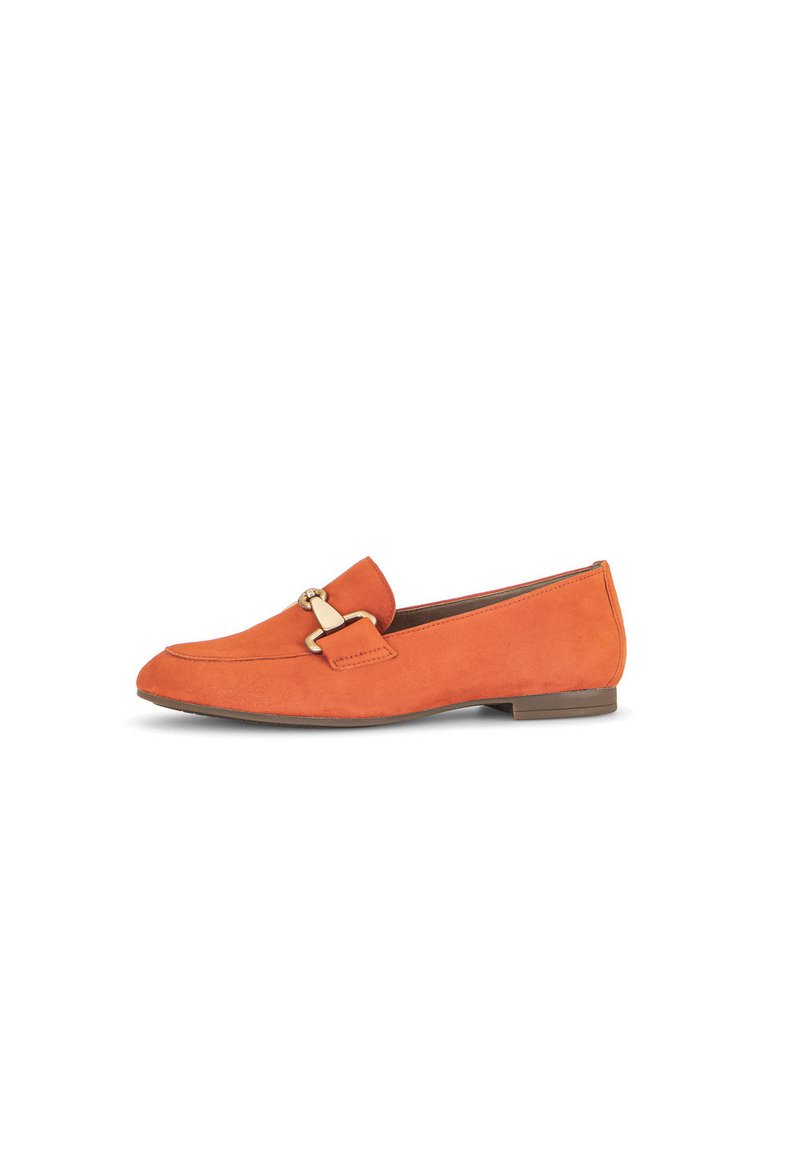 Oranje suède loafers met een ronde neus, voorzien van een goudkleurige hardware accenten. Platte zool en minimalistisch ontwerp.