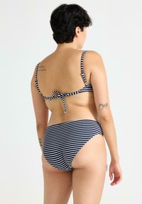 Marinblå och vitrandig bikini med justerbara spaghettistängar och knytning i ryggen, samt högmidjade bottoms.