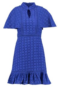 Vestido azul de encaje con cuello alto, mangas cortas y dobladillo acampanado. Presenta un corte en forma de ojo de cerradura y un patrón bordado floral.